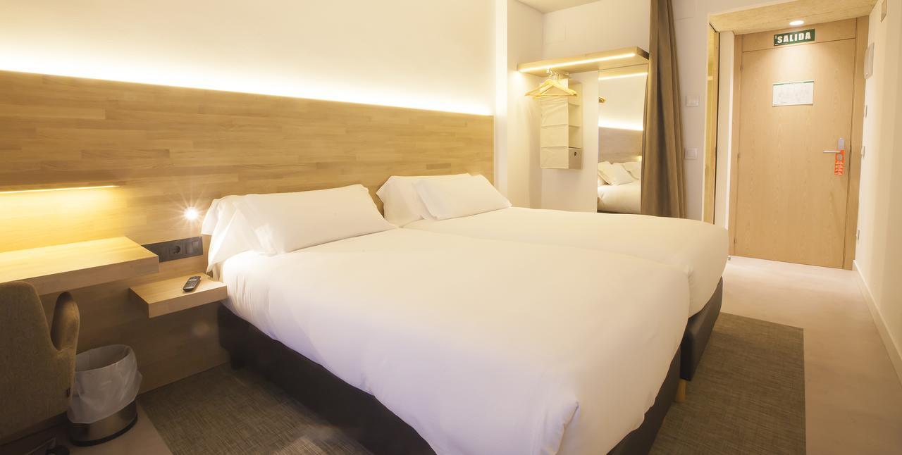 Hotel A Pamplona Bagian luar foto