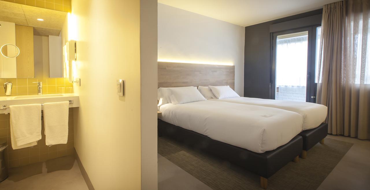 Hotel A Pamplona Bagian luar foto